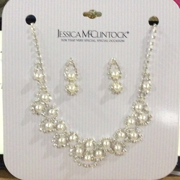 Jessica McClintock adjustable 18” Faux Pearl Necklace w/ matching post earrings. - Picture 2 of 3